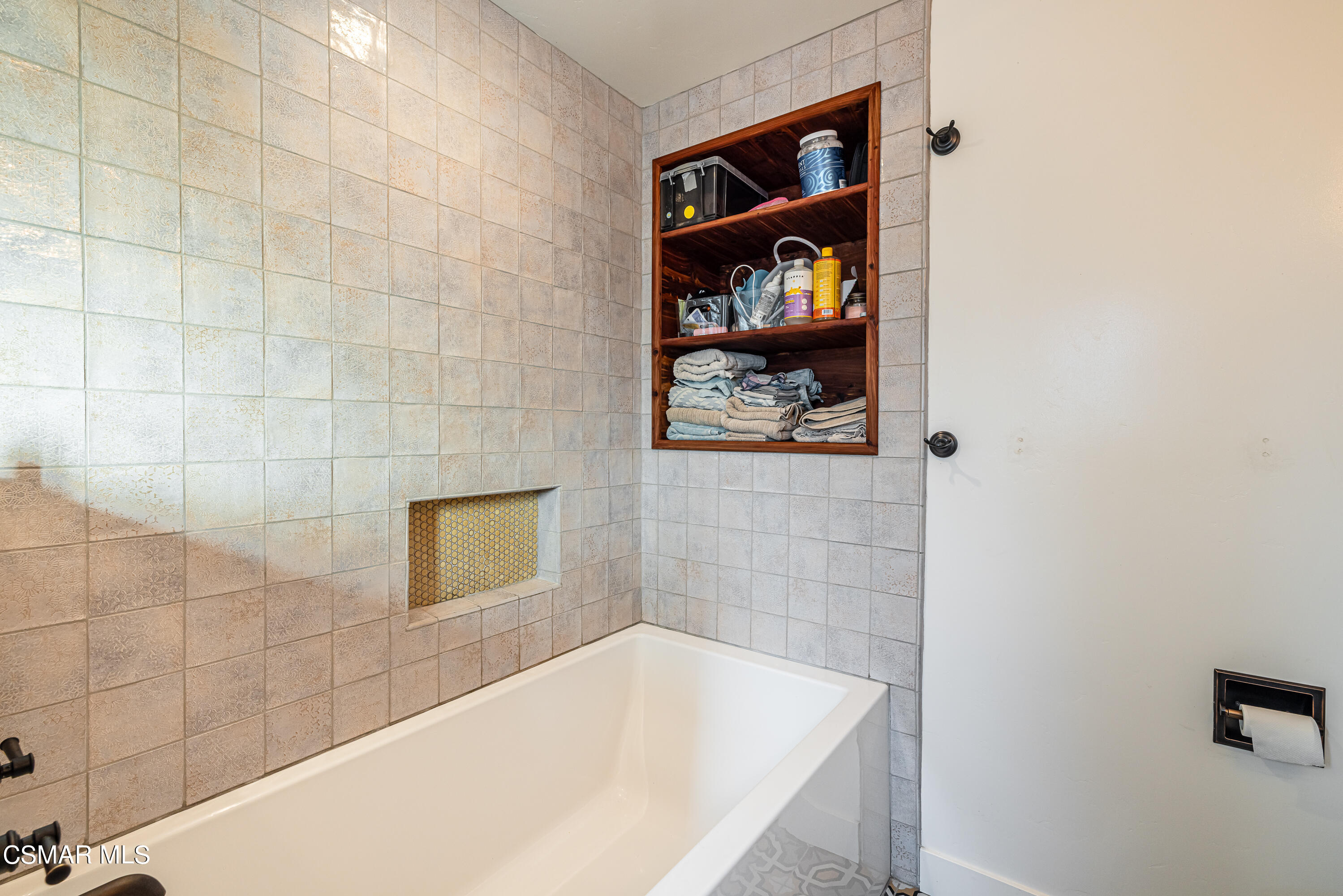 1405 Meadowbrook Road Ojai, CA 93023 - Photo 18 of 25 a bathroom with a bathtub