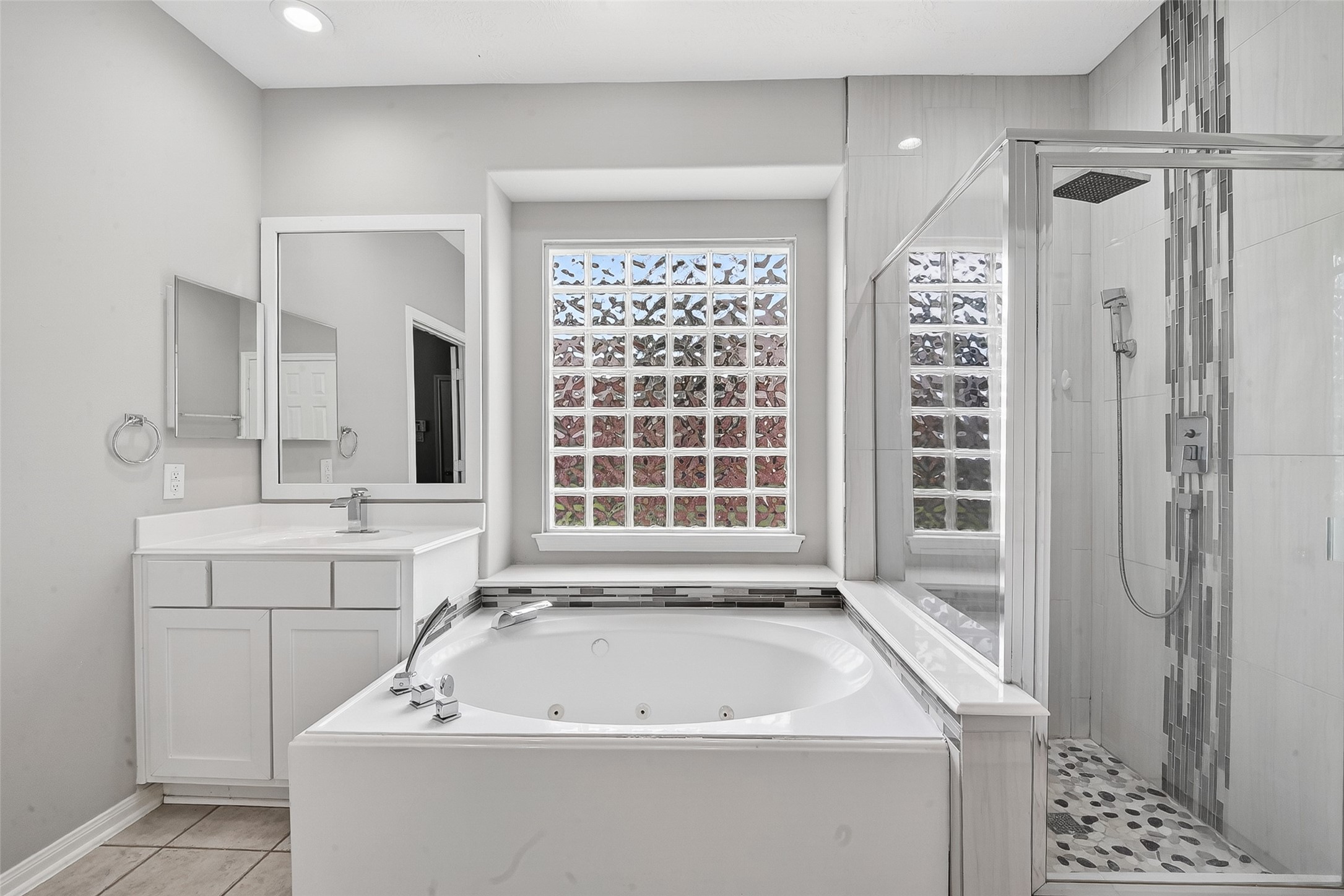14308 Rocky Briar Lane Rosharon, TX 77583 - Photo 30 of 46 a bathroom with a bathtub and a sink