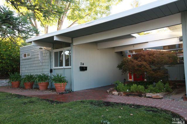 714 Las Colindas Road San Rafael, CA 94903 - Photo 1 of 1 a front view of a house with garden