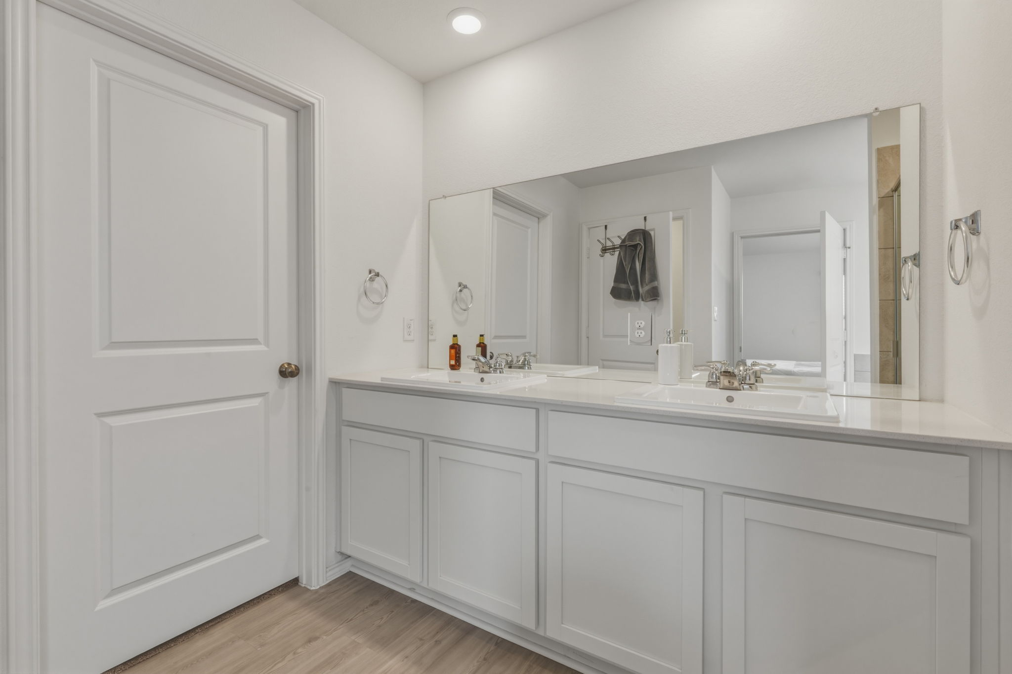 185 Sormonne Loop Kyle, TX 78640 - Photo 24 of 40 a bathroom with 2 sink and a mirror