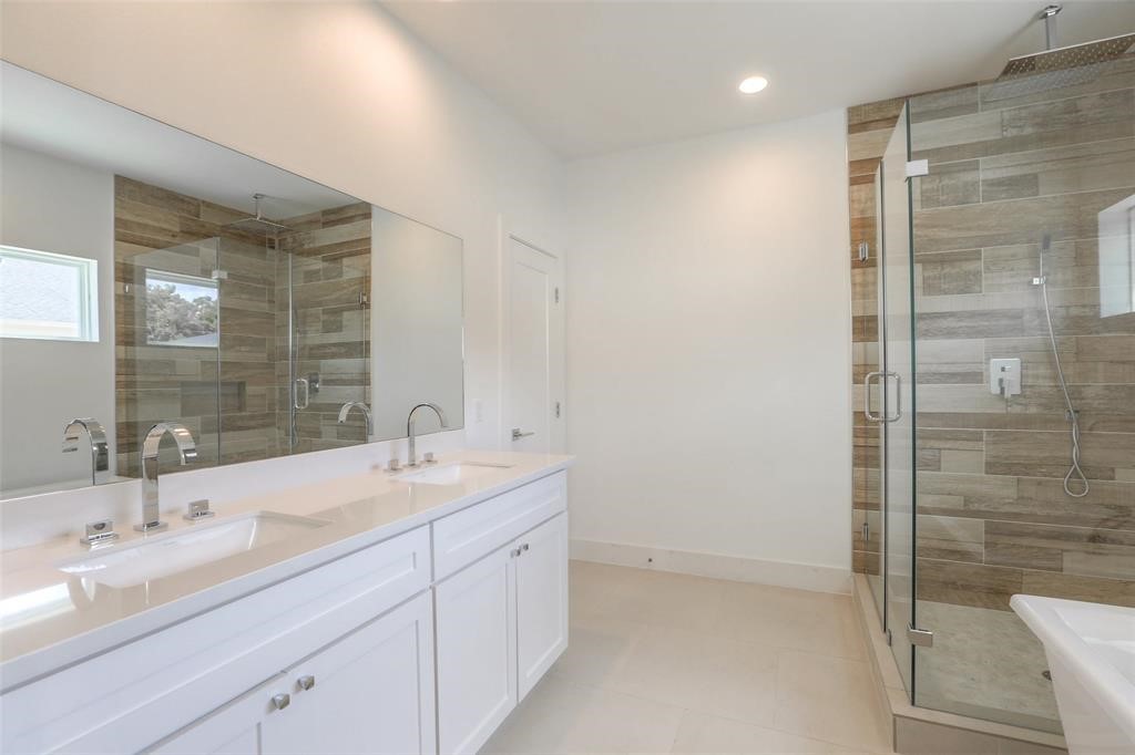 7714 Jacquelyn Oaks Road Houston, TX 77055 - Photo 12 of 19 Primary Bathroom **Photos are from previous listing**