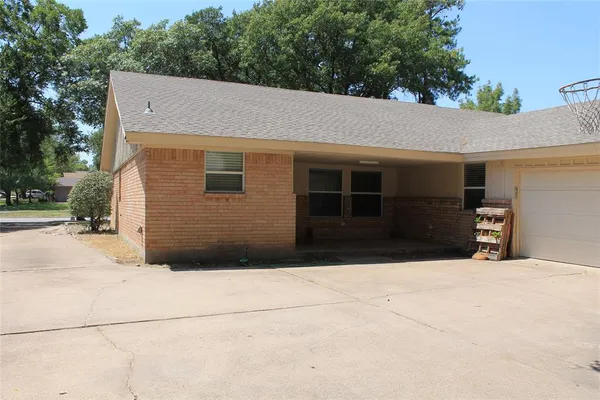 $3,200 | 809 West Northgate Drive, Irving, TX 75062