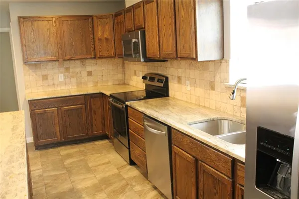 $3,200 | 809 West Northgate Drive, Irving, TX 75062