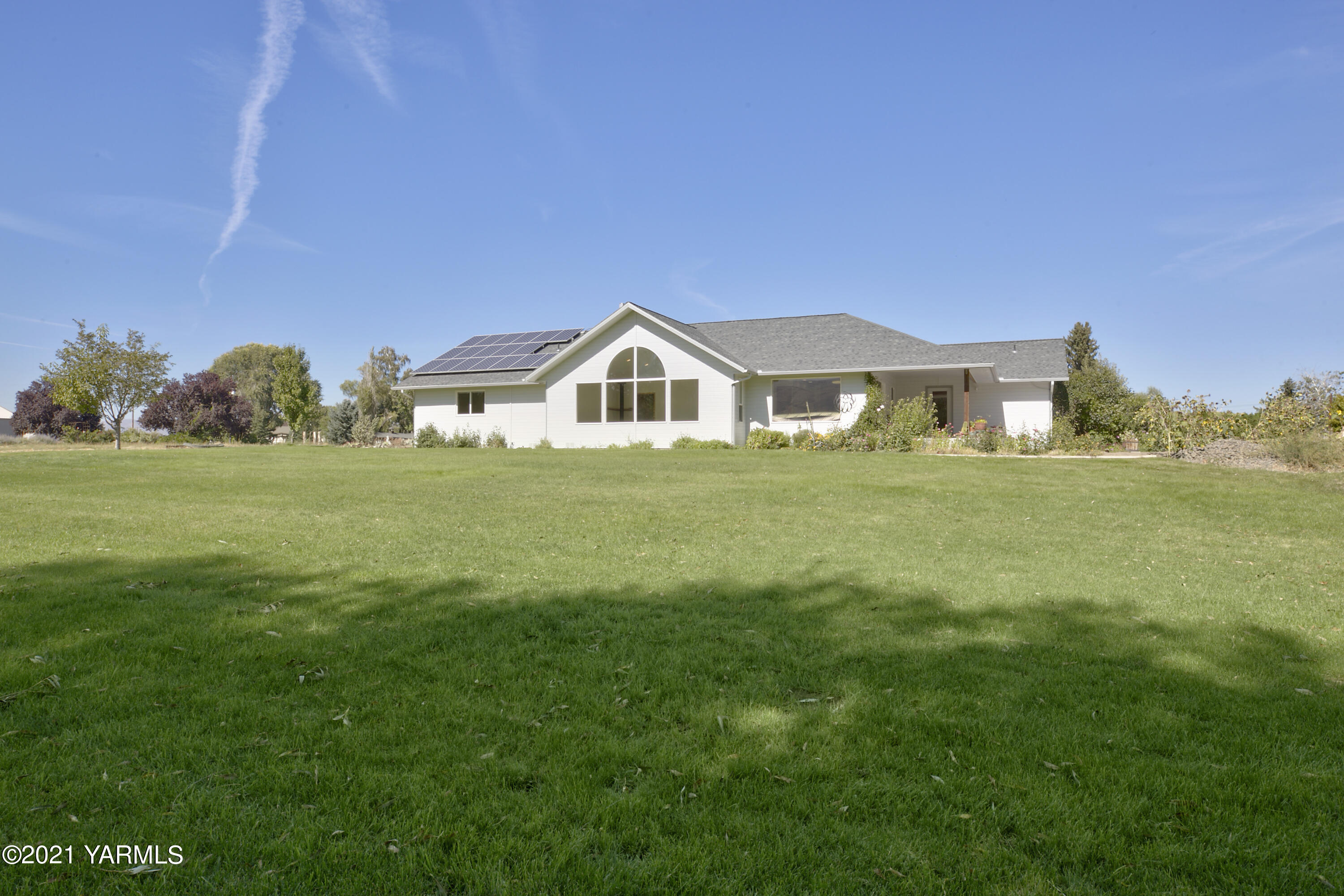 8000 Meadowbrook Road Yakima, WA 98903 - Photo 22 of 23 a front view of a house with a garden