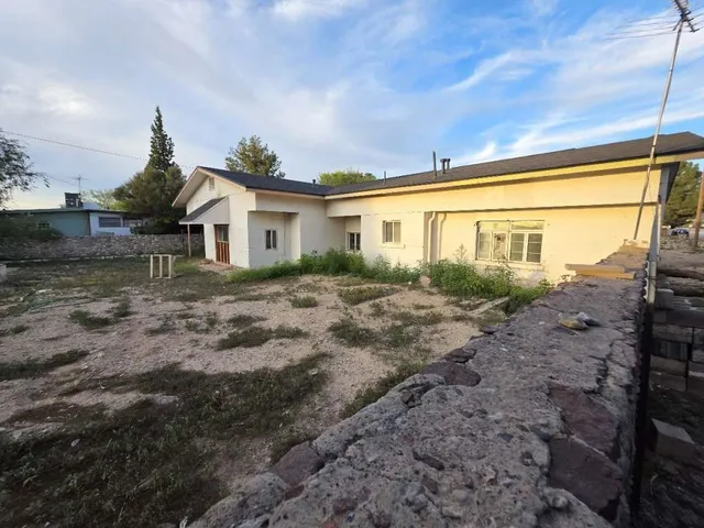 a view of a house with a backyard