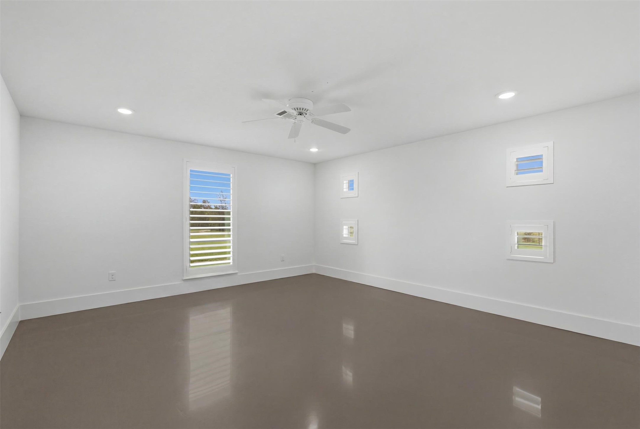 1589 County Road 252 Anderson, TX 77830 - Photo 31 of 50 an empty room with a window