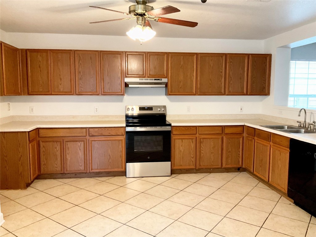 13718 Merseyside Drive Pflugerville, TX 78660 - Photo 5 of 13 a kitchen with a sink and cabinets