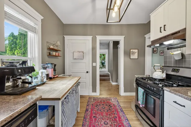 $299,000 | 989 North Barrett Street, St. Paul, MN 55103