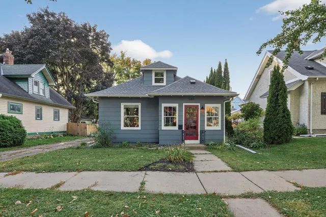 $299,000 | 989 North Barrett Street, St. Paul, MN 55103