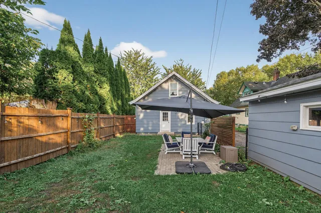 $299,000 | 989 North Barrett Street, St. Paul, MN 55103