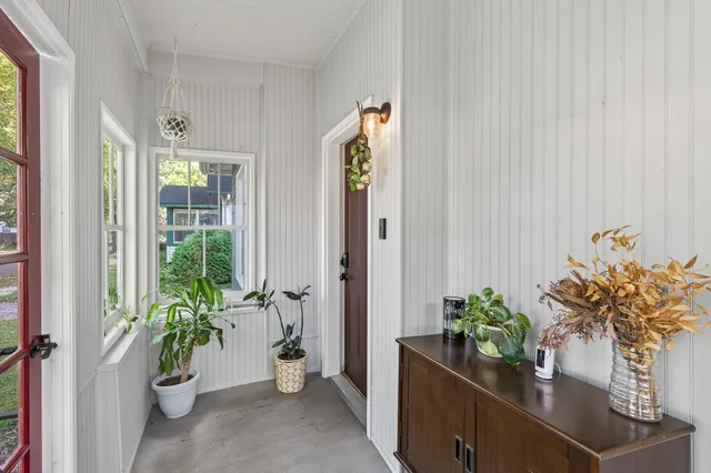 $299,000 | 989 North Barrett Street, St. Paul, MN 55103