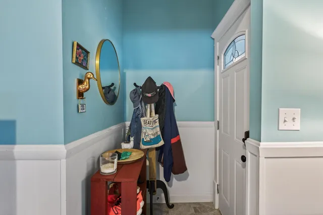 $299,000 | 989 North Barrett Street, St. Paul, MN 55103