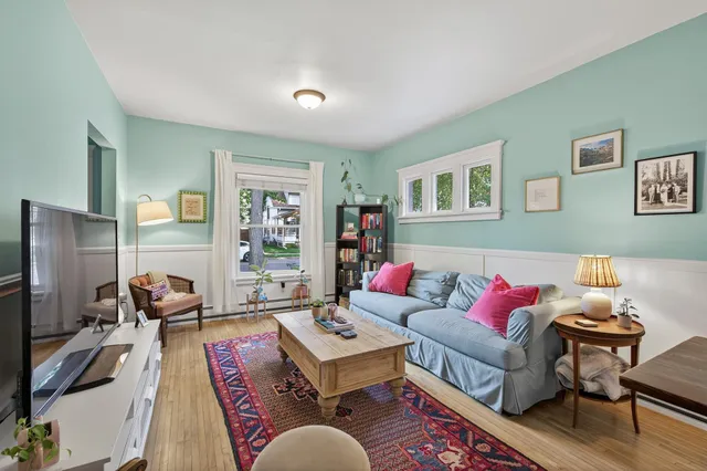 $299,000 | 989 North Barrett Street, St. Paul, MN 55103