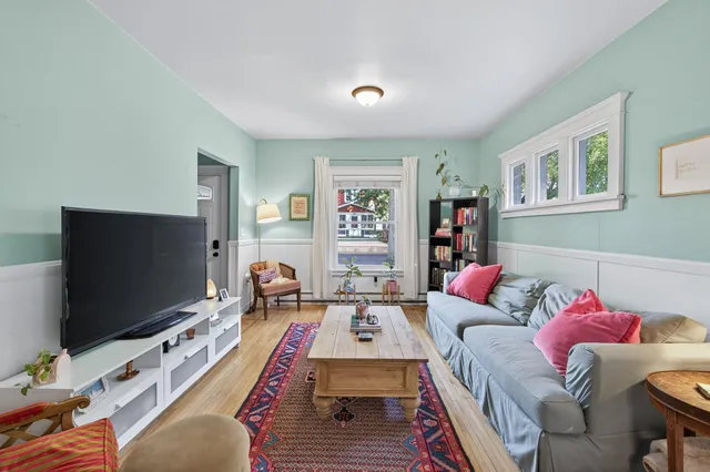 $299,000 | 989 North Barrett Street, St. Paul, MN 55103