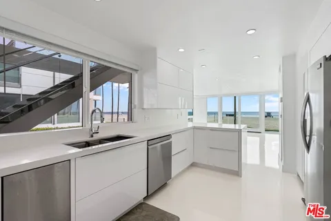 $9,200,000 | 2419 Ocean Front Walk, Venice, CA 90291