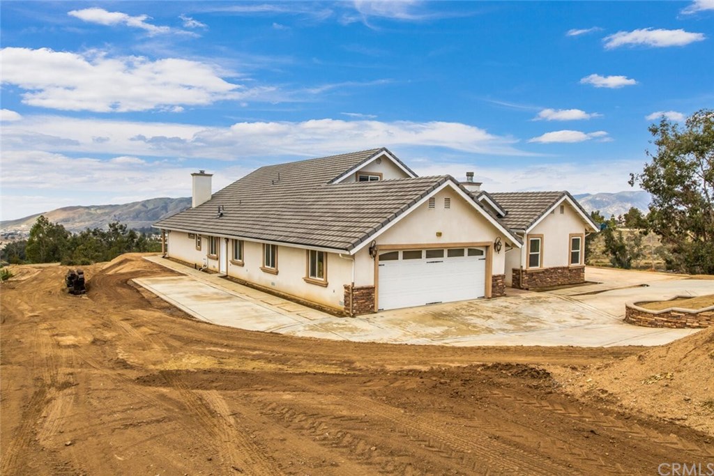 11492 Pendleton Road Yucaipa, CA 92399 - Photo 3 of 66