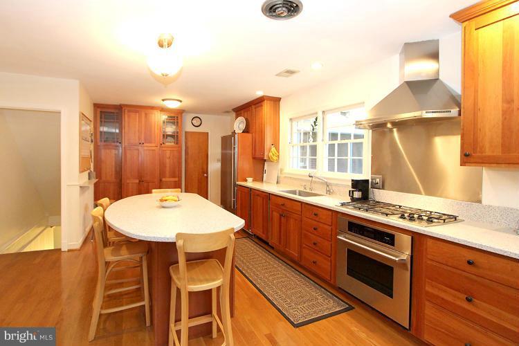 5812 Conway Road Bethesda, MD 20817 - Photo 10 of 25 SS cook-top, hood