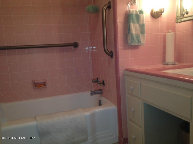 282 Round Lake Road Palatka, FL 32177 - Photo 19 of 29 bathroom