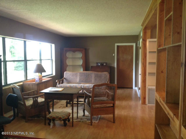 282 Round Lake Road Palatka, FL 32177 - Photo 8 of 29 living area