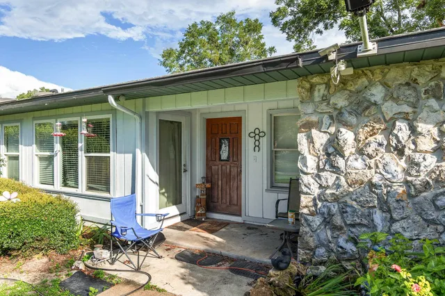 a view of yard with small play house