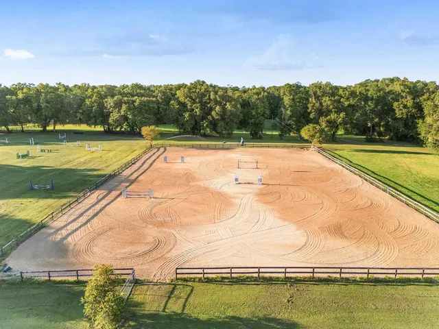 a view of a house with backyard and garden