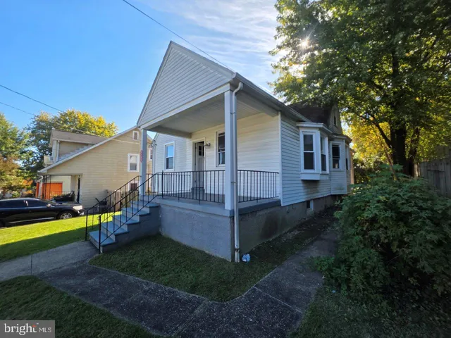 a view of back yard of the house