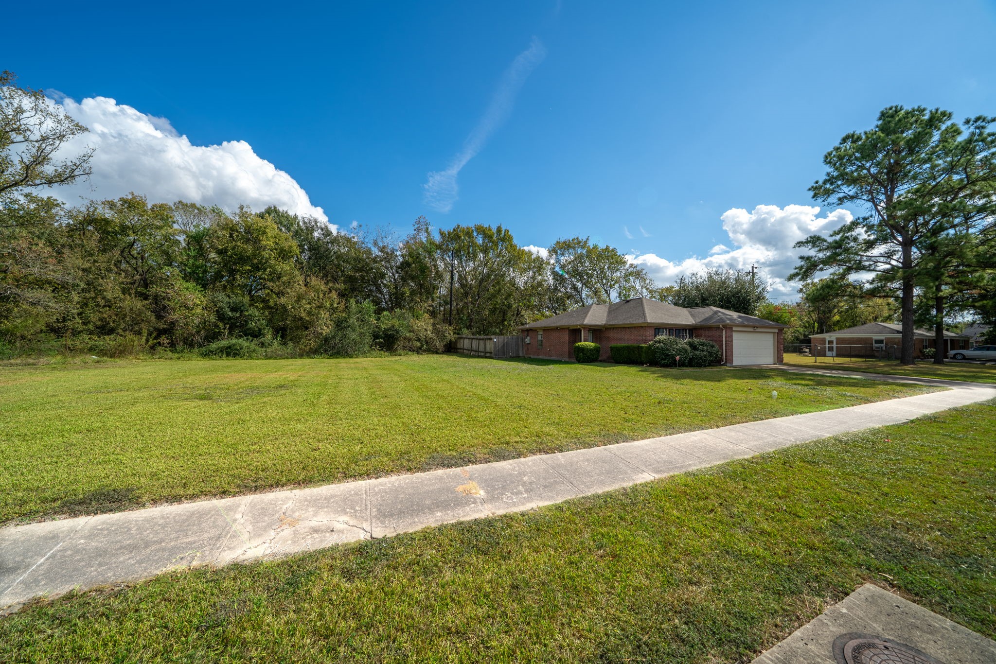 12821 Donegal Way Houston, TX 77047 - Photo 15 of 16 Amazing front lot space!