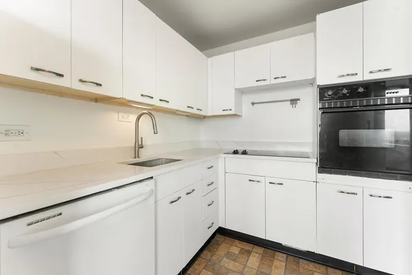 $2,500 | 1700 East 56th Street, Unit 2710, Chicago, IL 60637