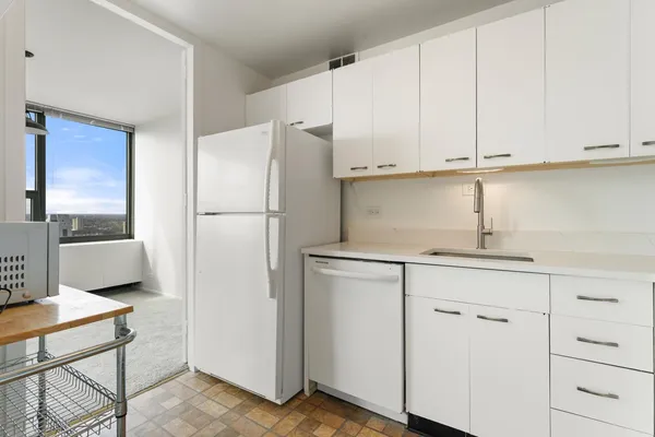 $2,500 | 1700 East 56th Street, Unit 2710, Chicago, IL 60637
