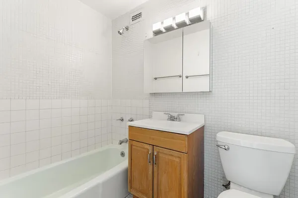 $2,500 | 1700 East 56th Street, Unit 2710, Chicago, IL 60637