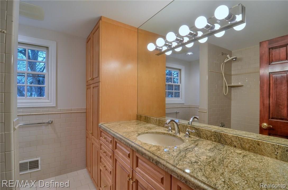4237 Fieldbrook Road West Bloomfield, MI 48323 - Photo 29 of 41 Bathroom.jpg