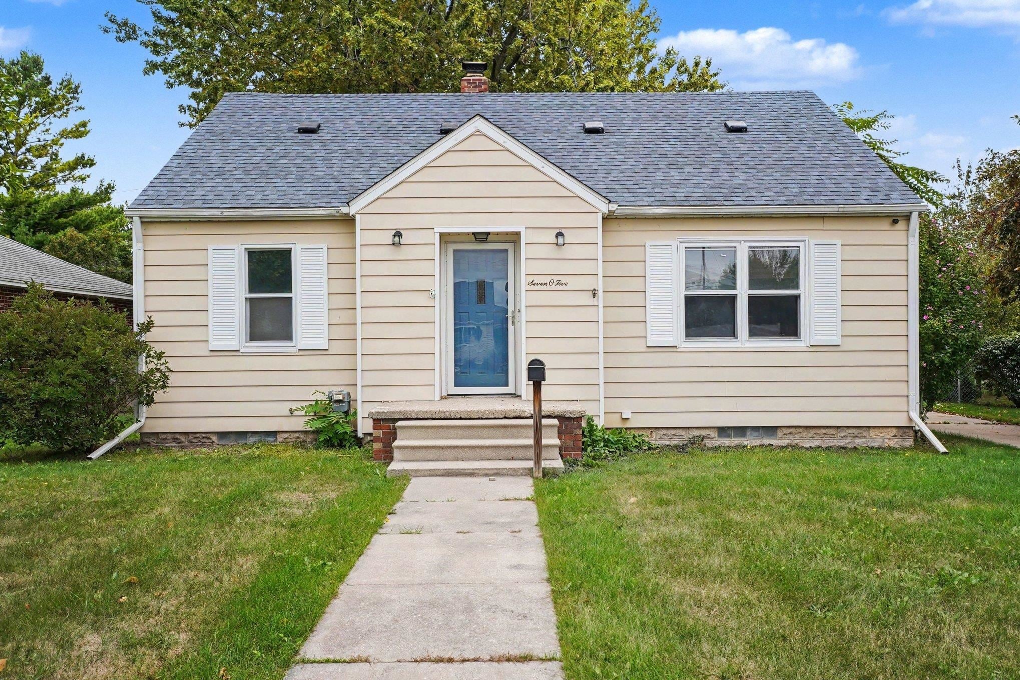 705 South Hampton Street Bay City, MI 48708 - Photo 2 of 17 Gallery Image 2