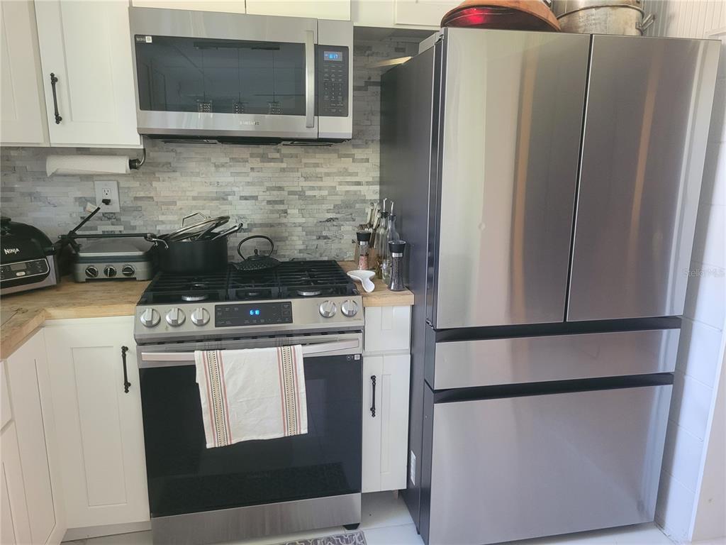 821 South Honey Way Inverness, FL 34450 - Photo 12 of 38 a stove top oven sitting inside of a kitchen
