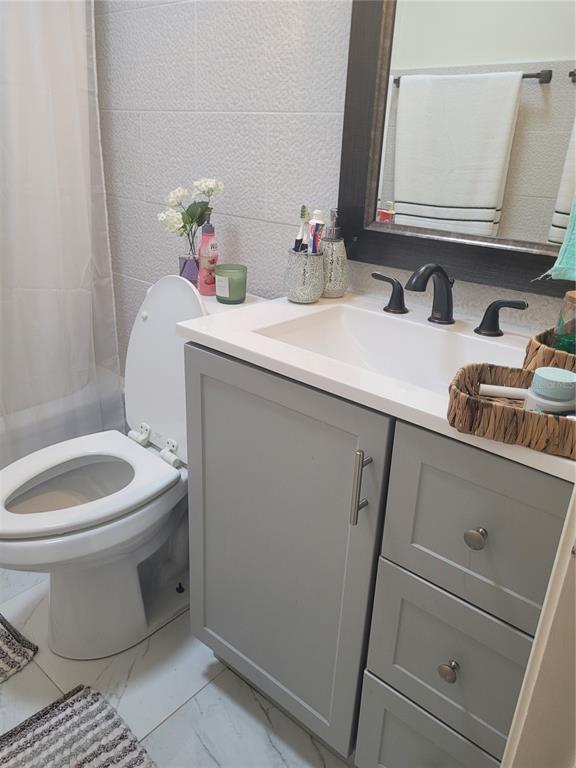 821 South Honey Way Inverness, FL 34450 - Photo 19 of 38 a bathroom with a sink toilet and mirror