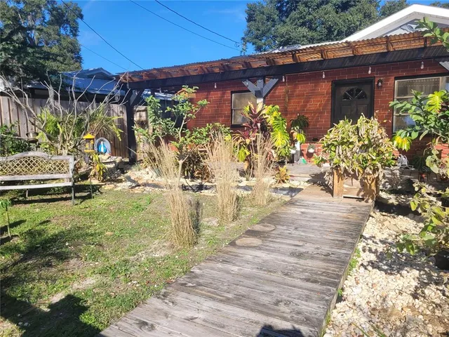 a view of a backyard