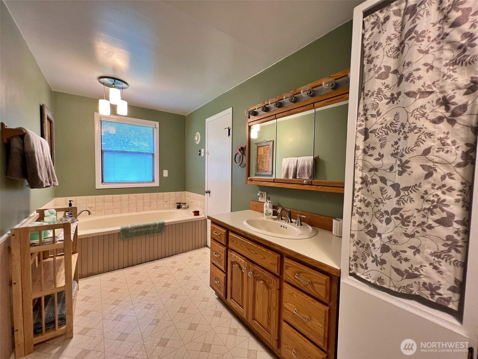 278 Wilson Road Mossyrock, WA 98564 - Photo 23 of 33 a bathroom with a bathtub sink and mirror