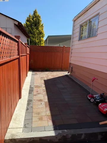 a view of a backyard with pathway