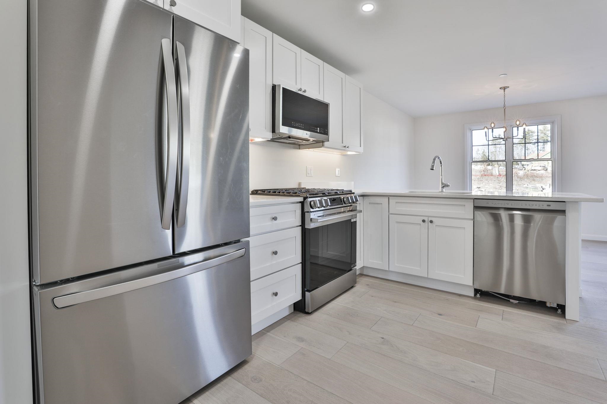 71 Crestview Way Raymond, NH 03077 - Photo 10 of 37