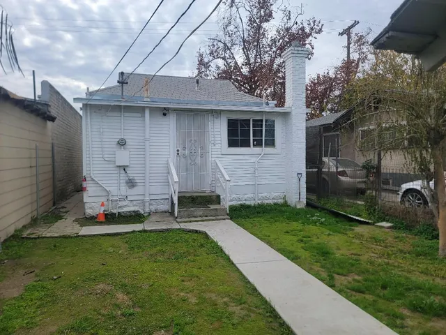 a view of back yard of the house