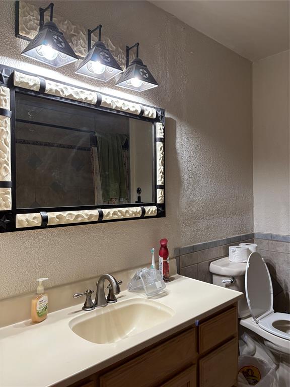 5355 Banks Road Fort Worth, TX 76140 - Photo 21 of 24 a bathroom with a sink and a mirror