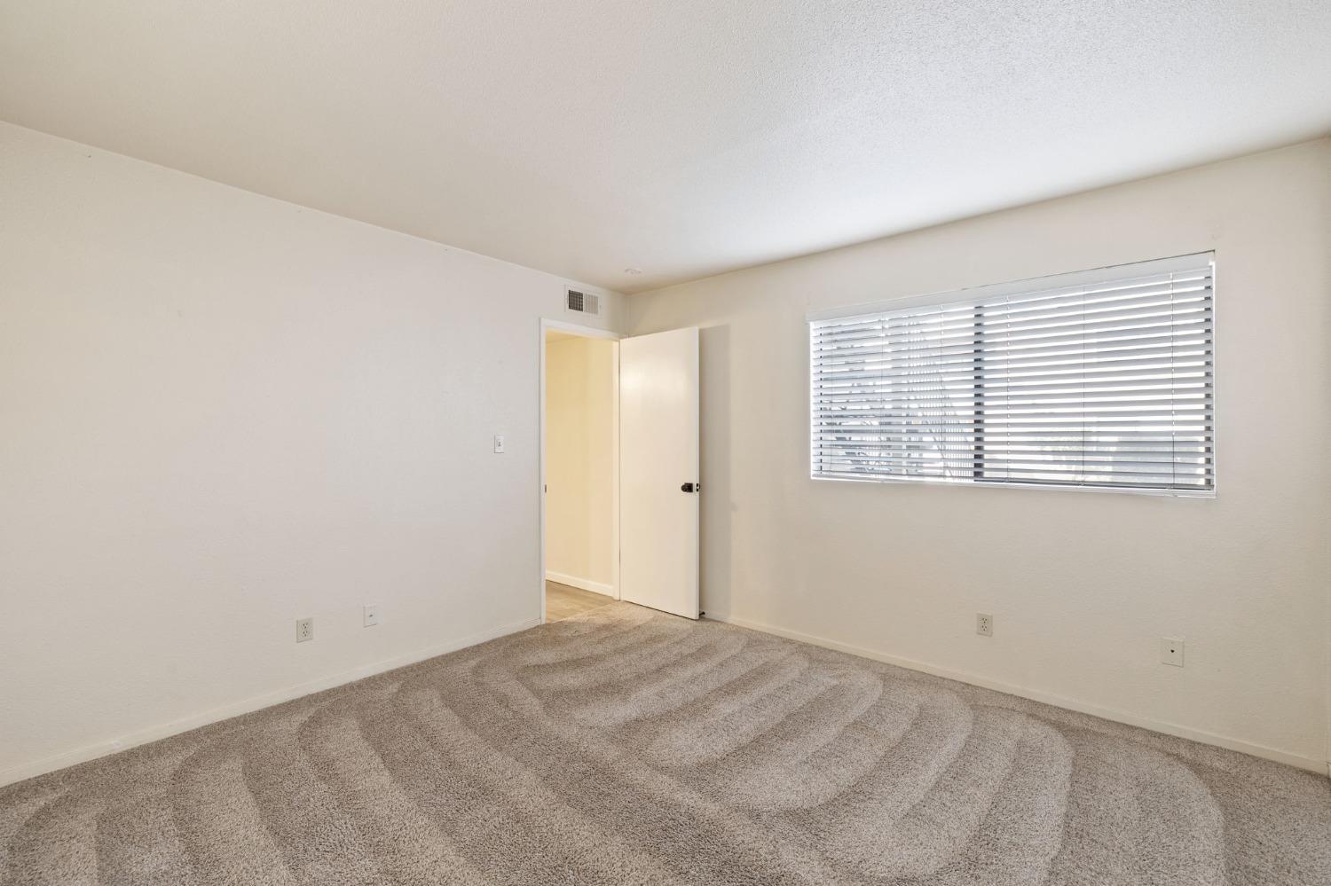 7675 North First Street, Unit 136 Fresno, CA 93720 - Photo 14 of 40 a view of an empty room with a window