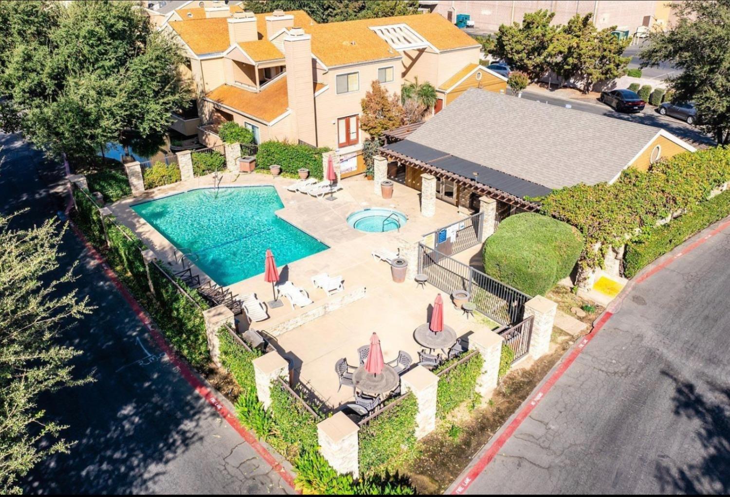 7675 North First Street, Unit 136 Fresno, CA 93720 - Photo 39 of 40 an aerial view of a house having yard