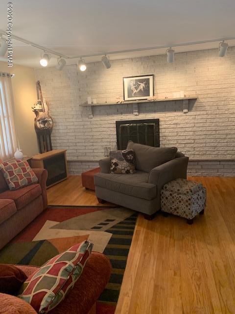 900 Stokes Mill Road Stroudsburg, PA 18360 - Photo 8 of 37 Stokes Family room 4