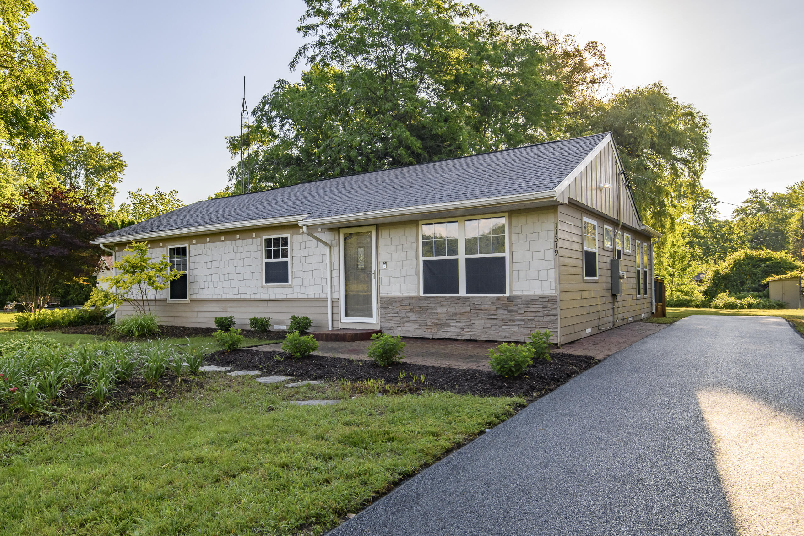 11319 Third Ave-03
