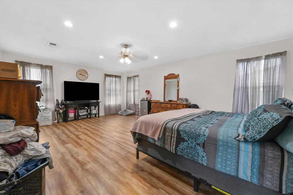 6725 Prairie Fire Road Arlington, TX 76002 - Photo 14 of 31 a bedroom with a bed and a flat screen tv