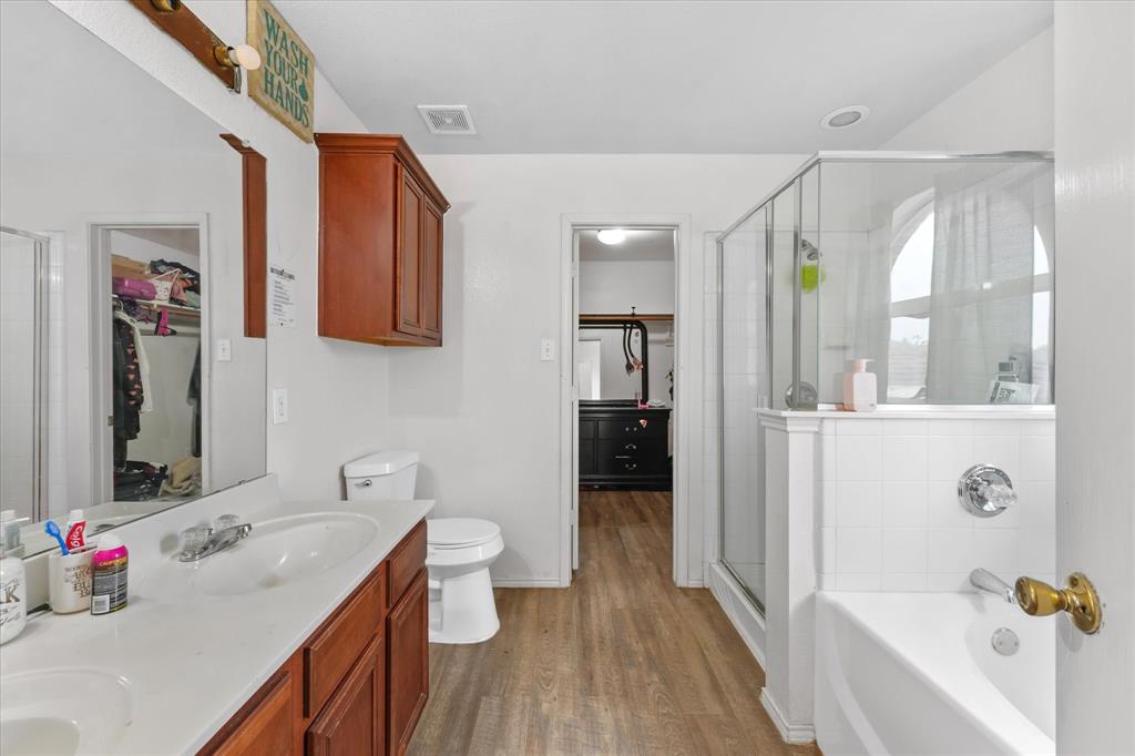 6725 Prairie Fire Road Arlington, TX 76002 - Photo 19 of 31 a bathroom with a tub sink toilet and view of bathroom
