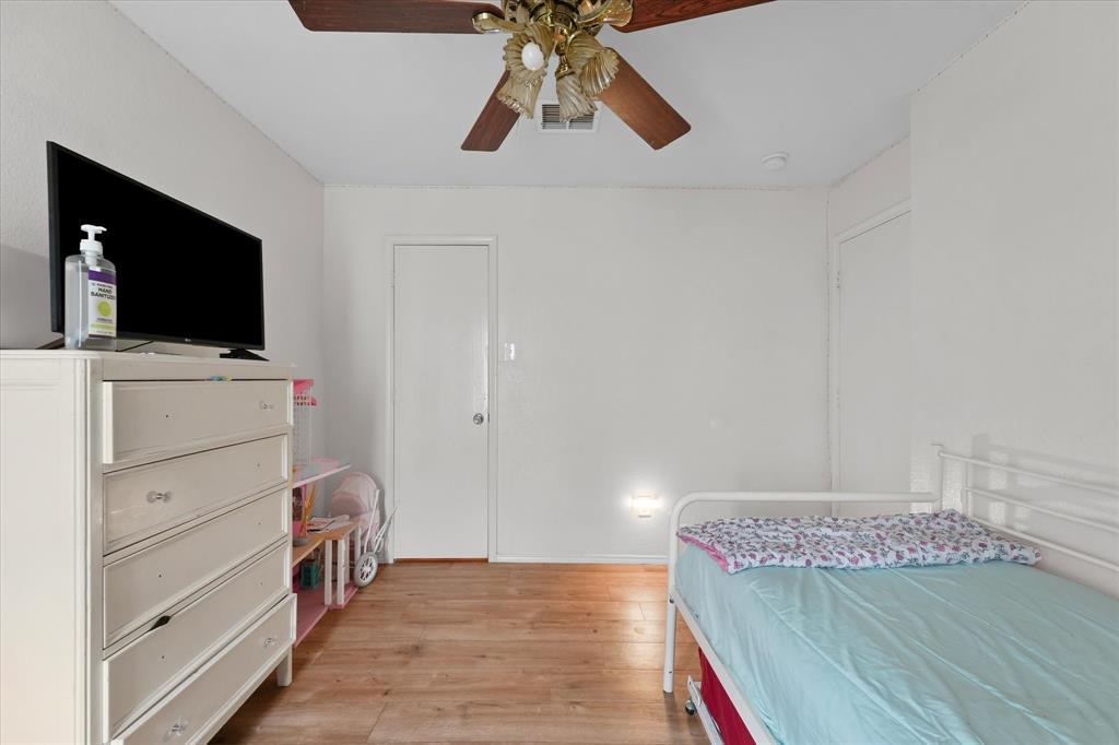 6725 Prairie Fire Road Arlington, TX 76002 - Photo 23 of 31 a bedroom with a bed and flat screen tv