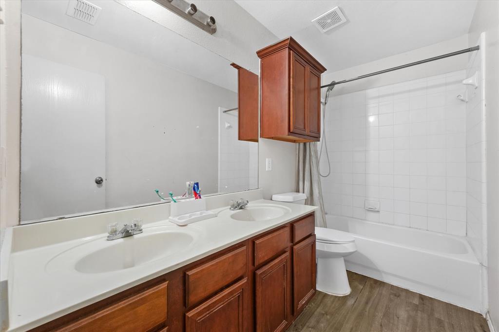 6725 Prairie Fire Road Arlington, TX 76002 - Photo 27 of 31 a bathroom with a tub sink and mirror