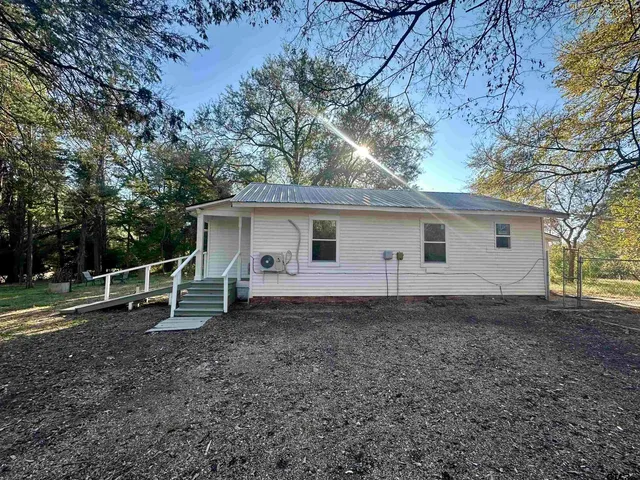 a view of a house with backyard