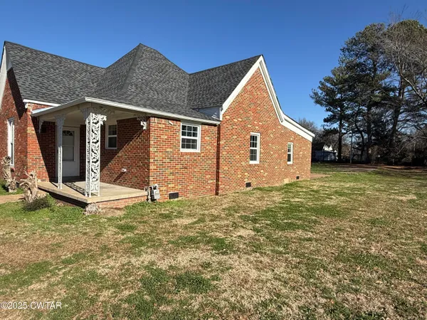 a view of a house with backyard